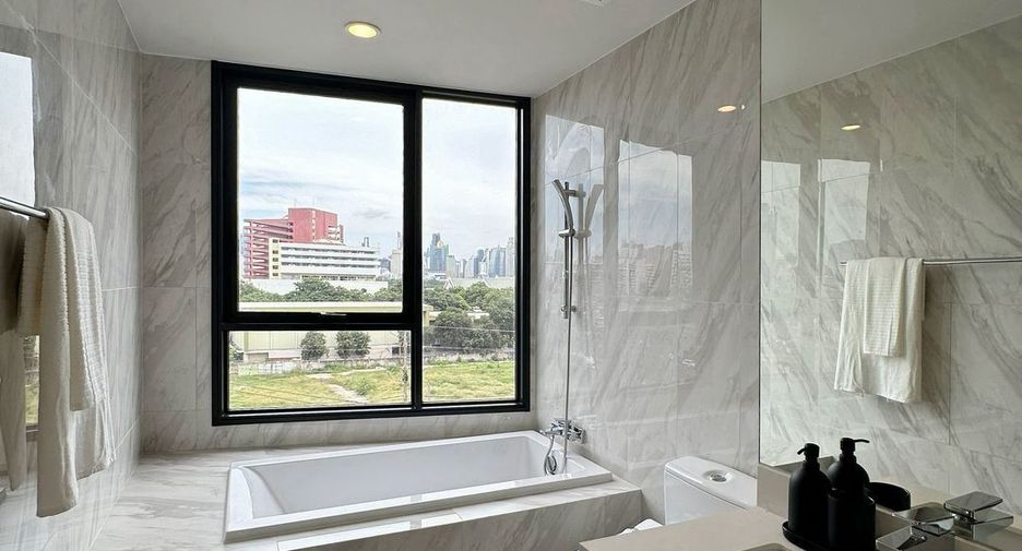 Condo en venta de 2 habitaciones en Khlong Toei, Bangkok