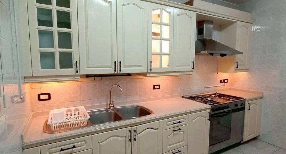 For rent 3 ベッドルーム condo in Khlong Toei, Bangkok