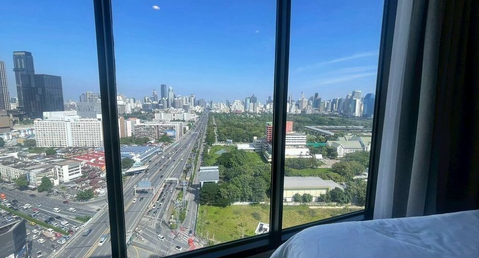 For rent 3 bedrooms condo in Khlong Toei, Bangkok