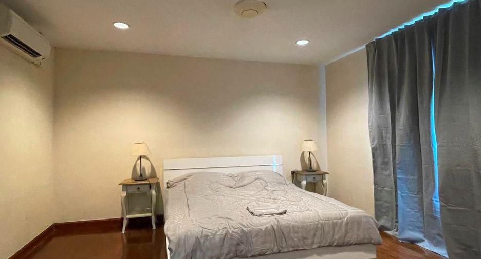 Casa adosada en alquiler y en venta de 4 habitaciones en Watthana, Bangkok