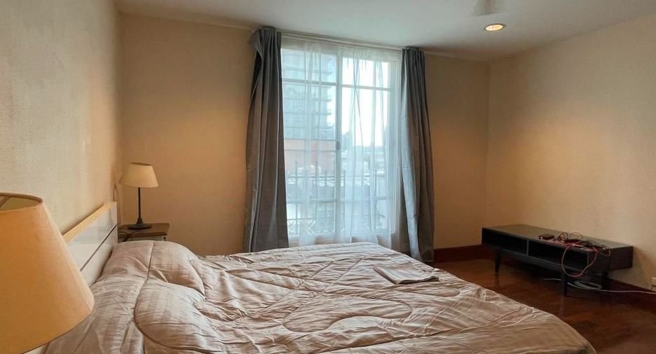 Casa adosada en alquiler y en venta de 4 habitaciones en Watthana, Bangkok