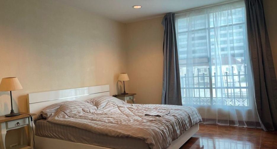 Casa adosada en alquiler y en venta de 4 habitaciones en Watthana, Bangkok