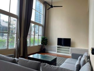 Casa adosada en alquiler y en venta de 4 habitaciones en Watthana, Bangkok