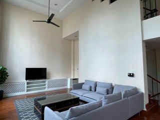 Casa adosada en alquiler y en venta de 4 habitaciones en Watthana, Bangkok