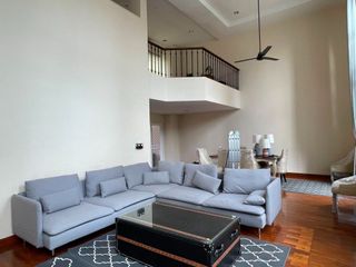 Casa adosada en alquiler y en venta de 4 habitaciones en Watthana, Bangkok
