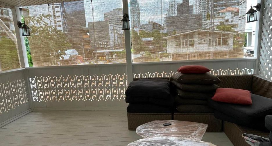 Casa adosada en alquiler y en venta de 4 habitaciones en Watthana, Bangkok
