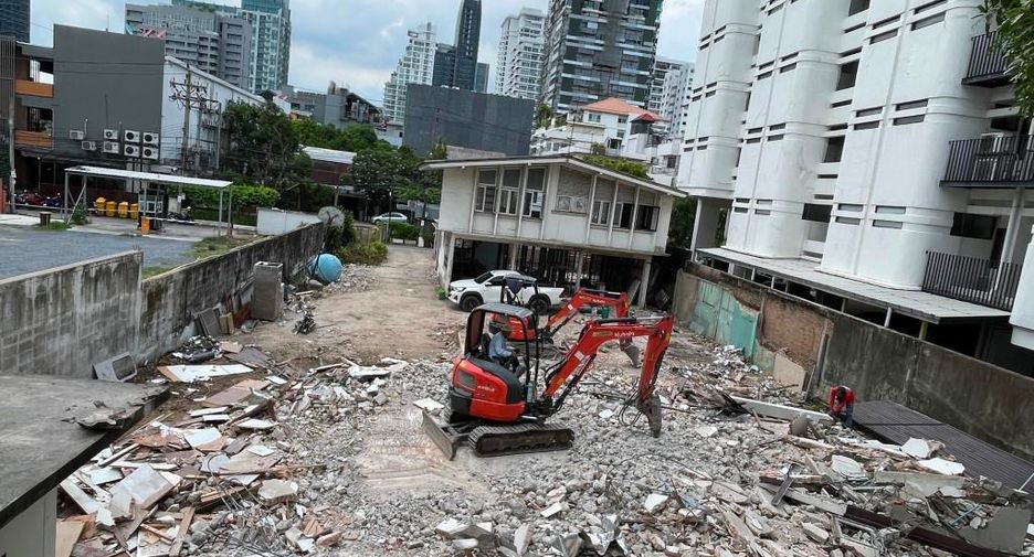 Casa adosada en alquiler y en venta de 4 habitaciones en Watthana, Bangkok