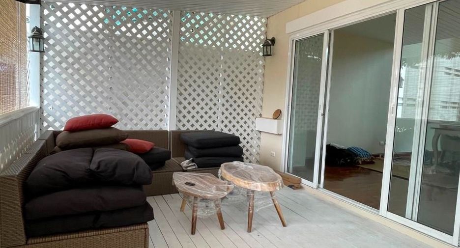 Casa adosada en alquiler y en venta de 4 habitaciones en Watthana, Bangkok