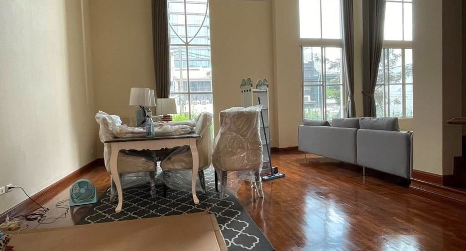 Casa adosada en alquiler y en venta de 4 habitaciones en Watthana, Bangkok