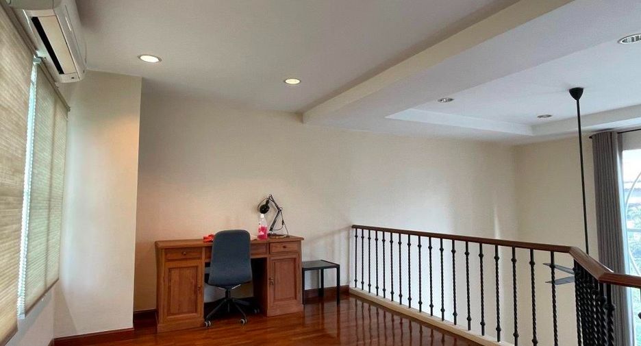 Casa adosada en alquiler y en venta de 4 habitaciones en Watthana, Bangkok