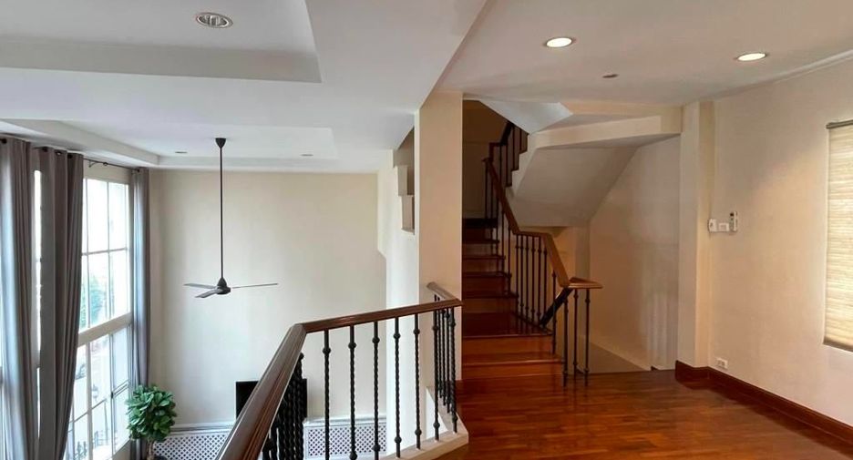 Casa adosada en alquiler y en venta de 4 habitaciones en Watthana, Bangkok