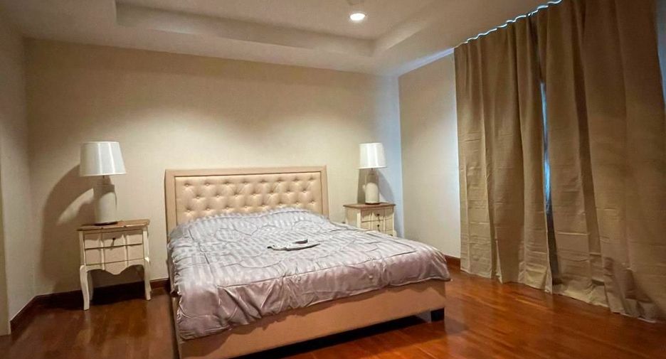 Casa adosada en alquiler y en venta de 4 habitaciones en Watthana, Bangkok