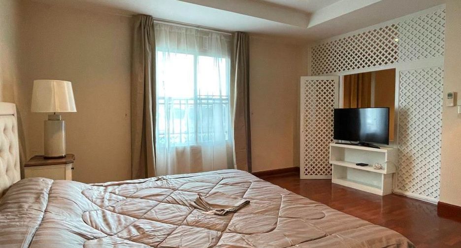Casa adosada en alquiler y en venta de 4 habitaciones en Watthana, Bangkok