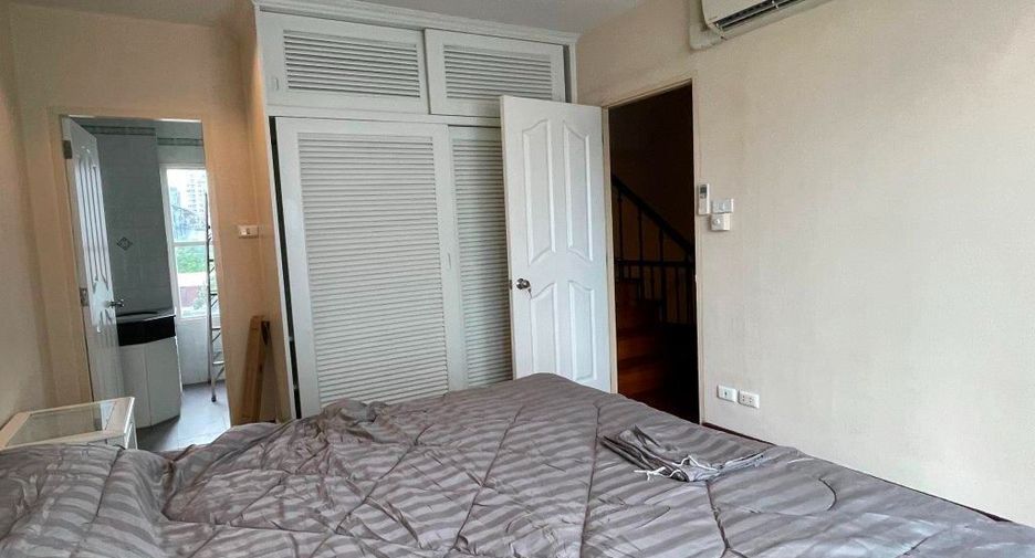 Casa adosada en alquiler y en venta de 4 habitaciones en Watthana, Bangkok