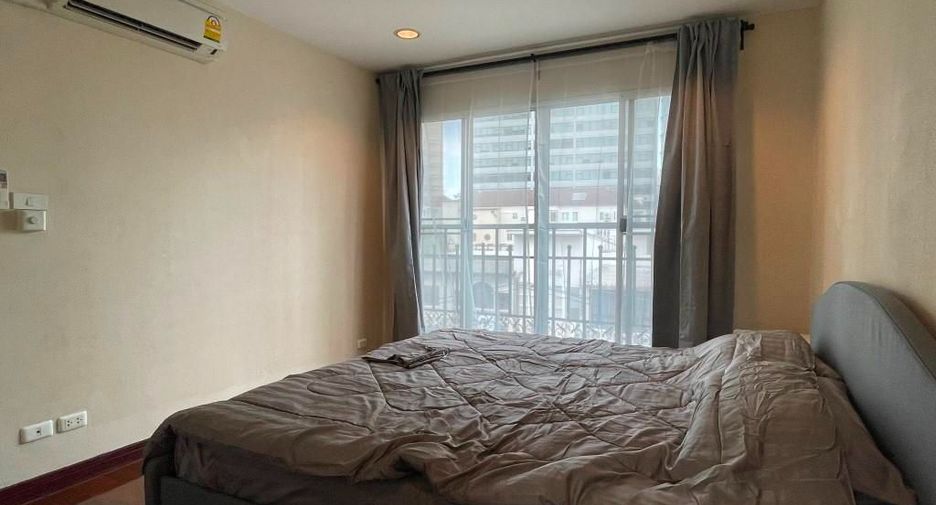 Casa adosada en alquiler y en venta de 4 habitaciones en Watthana, Bangkok