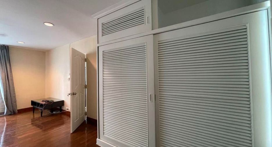 Casa adosada en alquiler y en venta de 4 habitaciones en Watthana, Bangkok