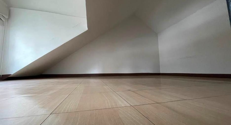 Casa adosada en alquiler y en venta de 4 habitaciones en Watthana, Bangkok