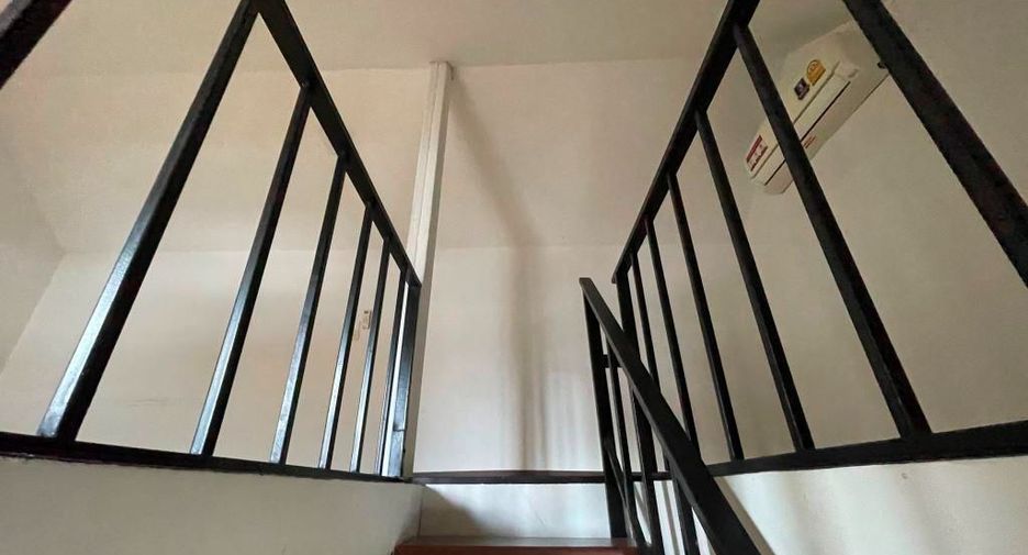 Casa adosada en alquiler y en venta de 4 habitaciones en Watthana, Bangkok