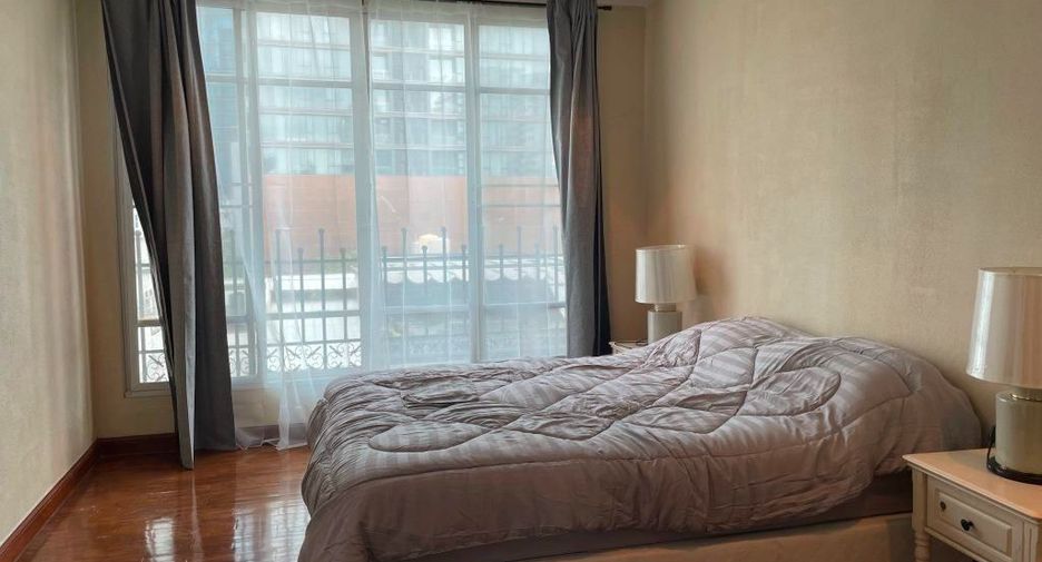 Casa adosada en alquiler y en venta de 4 habitaciones en Watthana, Bangkok