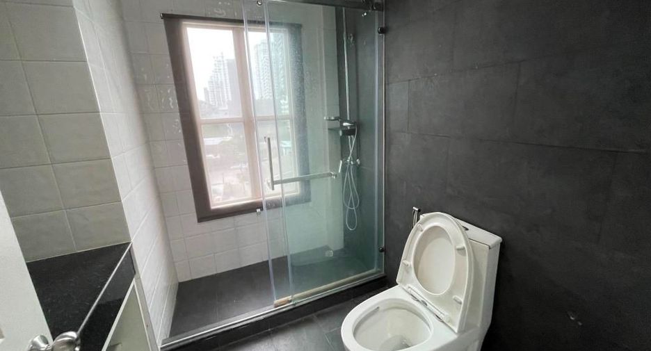 Casa adosada en alquiler y en venta de 4 habitaciones en Watthana, Bangkok