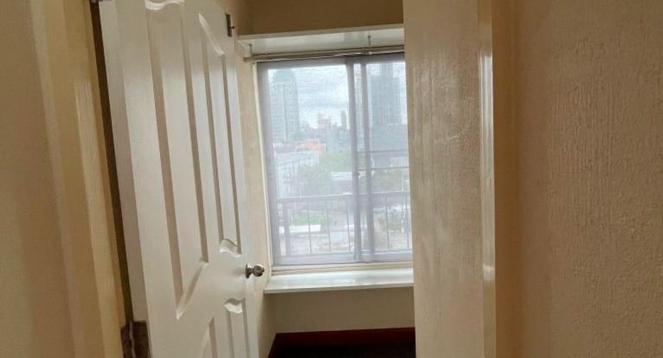 Casa adosada en alquiler y en venta de 4 habitaciones en Watthana, Bangkok