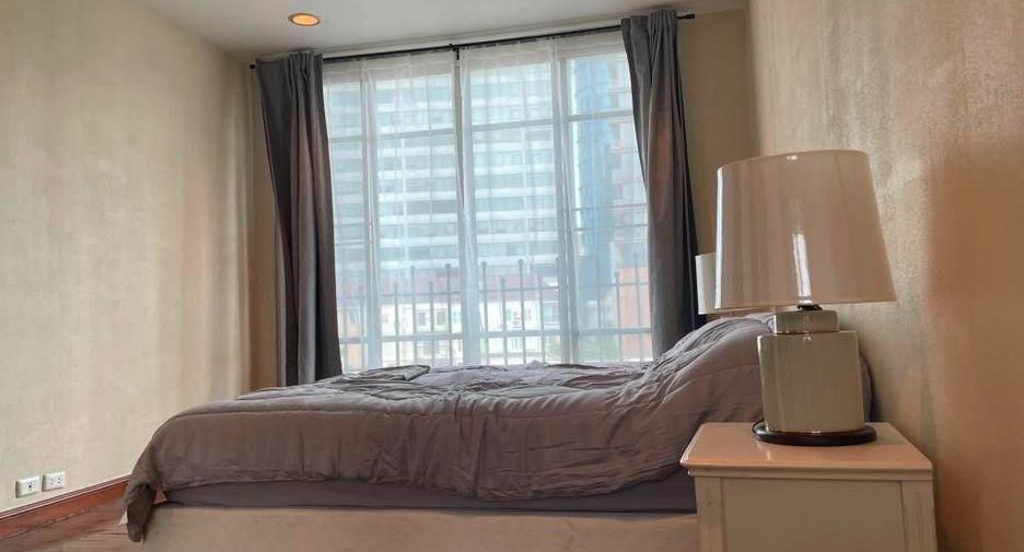 Casa adosada en alquiler y en venta de 4 habitaciones en Watthana, Bangkok