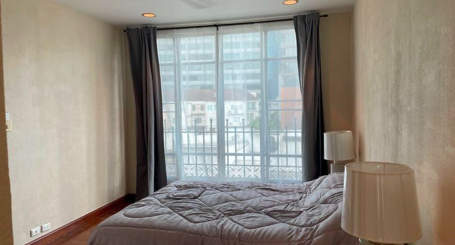 Casa adosada en alquiler y en venta de 4 habitaciones en Watthana, Bangkok
