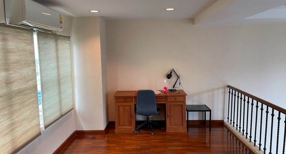 Casa adosada en alquiler y en venta de 4 habitaciones en Watthana, Bangkok