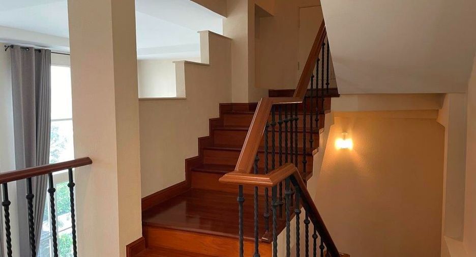 Casa adosada en alquiler y en venta de 4 habitaciones en Watthana, Bangkok
