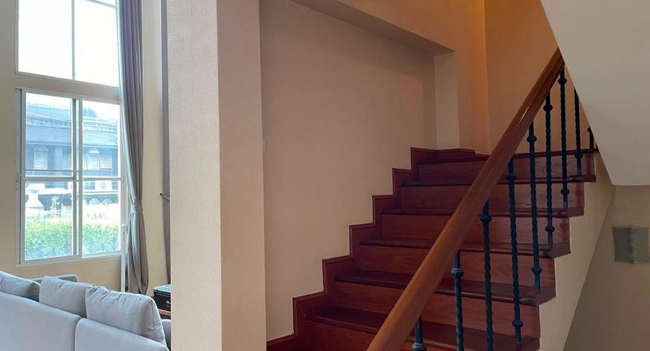 Casa adosada en alquiler y en venta de 4 habitaciones en Watthana, Bangkok