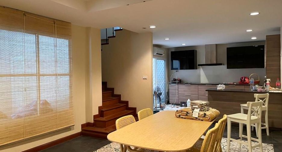 Casa adosada en alquiler y en venta de 4 habitaciones en Watthana, Bangkok