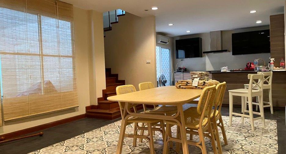 Casa adosada en alquiler y en venta de 4 habitaciones en Watthana, Bangkok