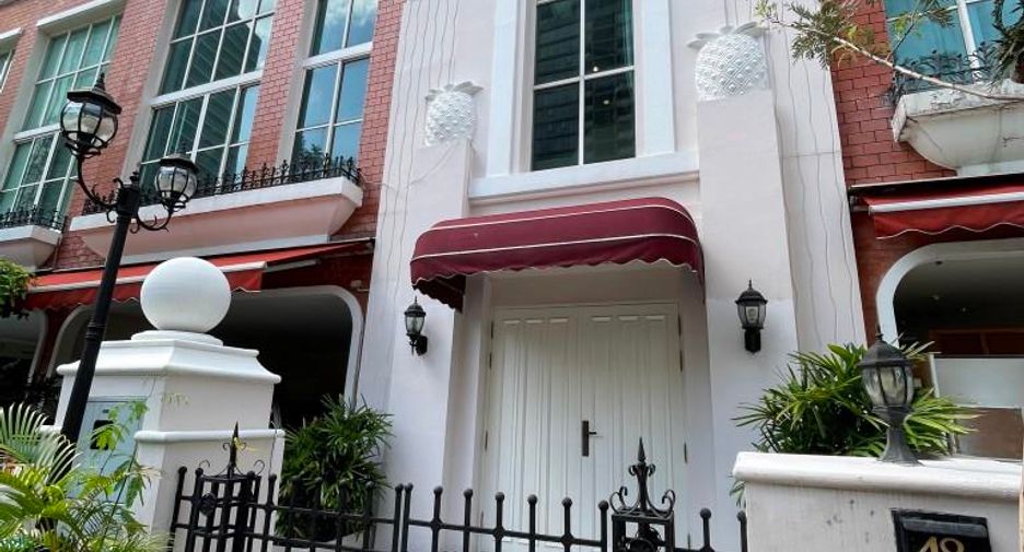 Casa adosada en alquiler y en venta de 4 habitaciones en Watthana, Bangkok