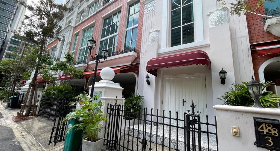 Casa adosada en alquiler y en venta de 4 habitaciones en Watthana, Bangkok