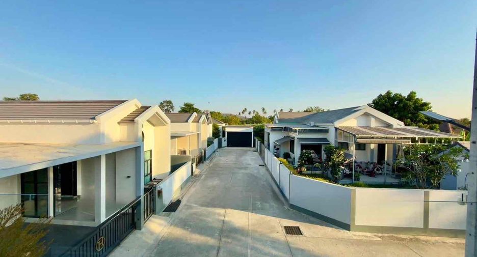 For sale and for rent 4 bedrooms villa in East Pattaya, Pattaya