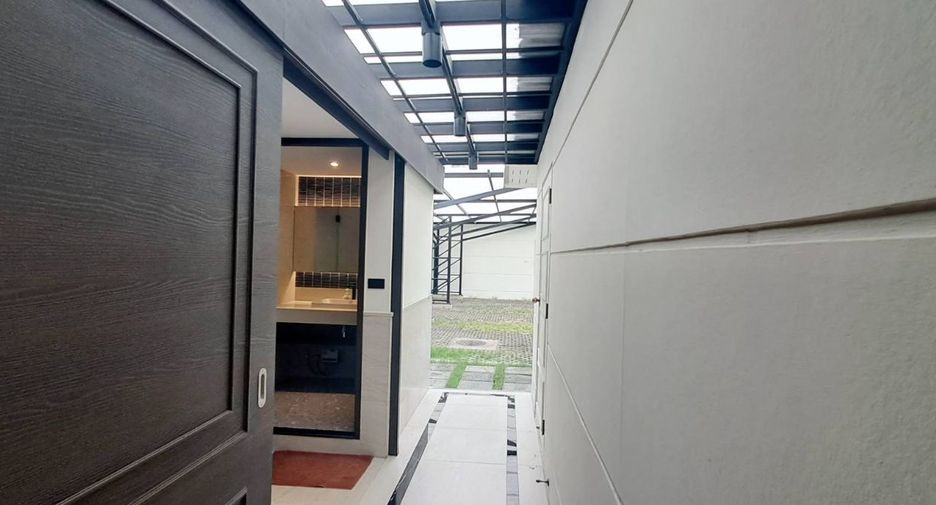 Oficina en alquiler de 8 habitaciones en Lat Phrao, Bangkok