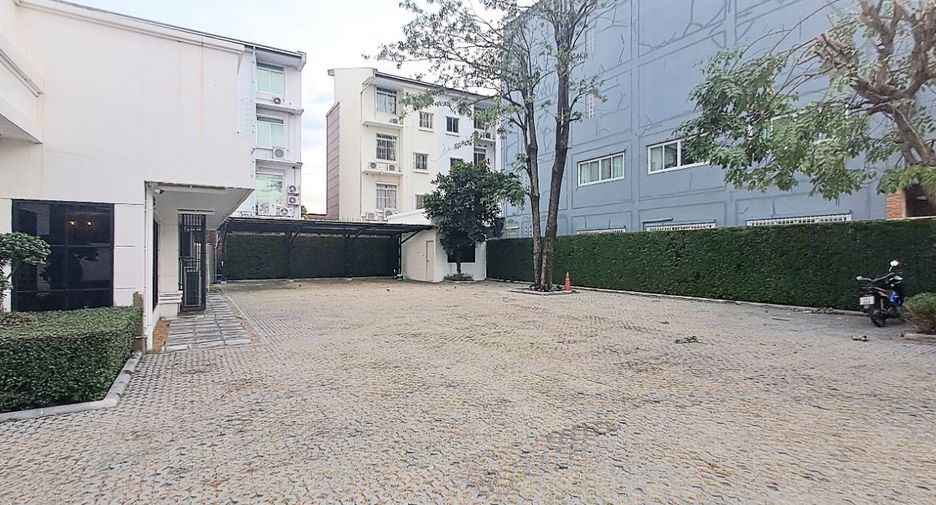 Oficina en alquiler de 8 habitaciones en Lat Phrao, Bangkok