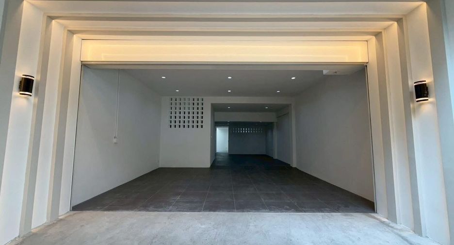 For sale 4 bedrooms townhouse in Phra Khanong, Bangkok