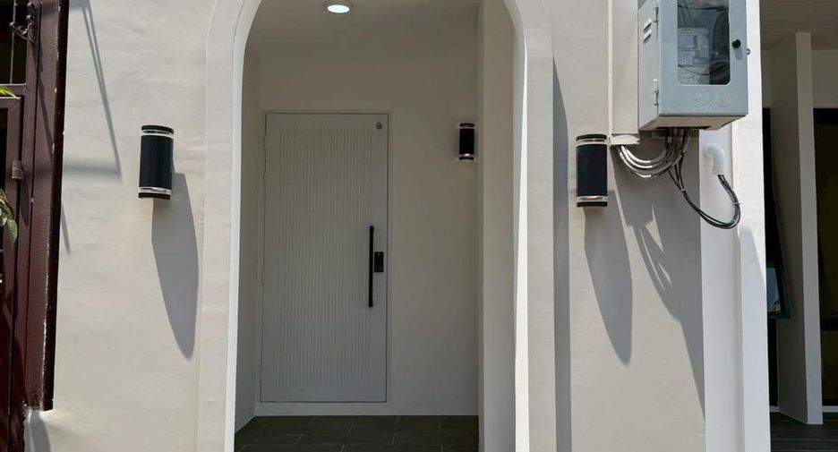 For sale 4 bedrooms townhouse in Phra Khanong, Bangkok
