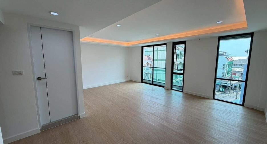 For sale 4 bedrooms townhouse in Phra Khanong, Bangkok