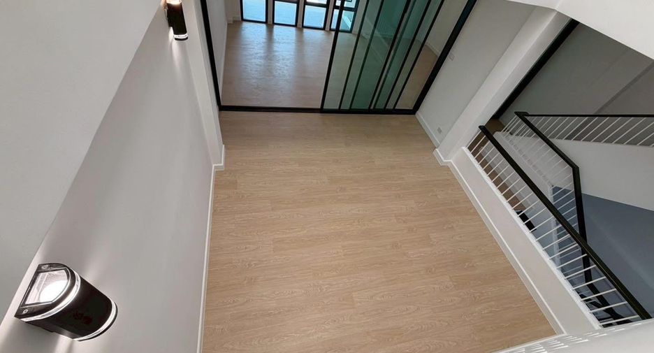 For sale 4 bedrooms townhouse in Phra Khanong, Bangkok