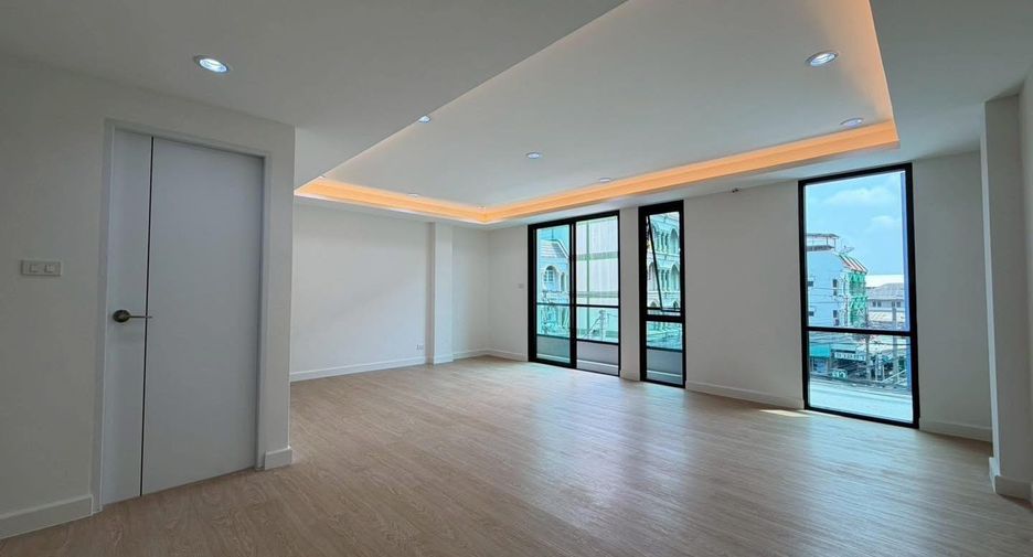 For sale 4 bedrooms townhouse in Phra Khanong, Bangkok