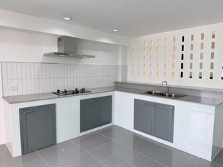 For sale 4 bedrooms townhouse in Phra Khanong, Bangkok