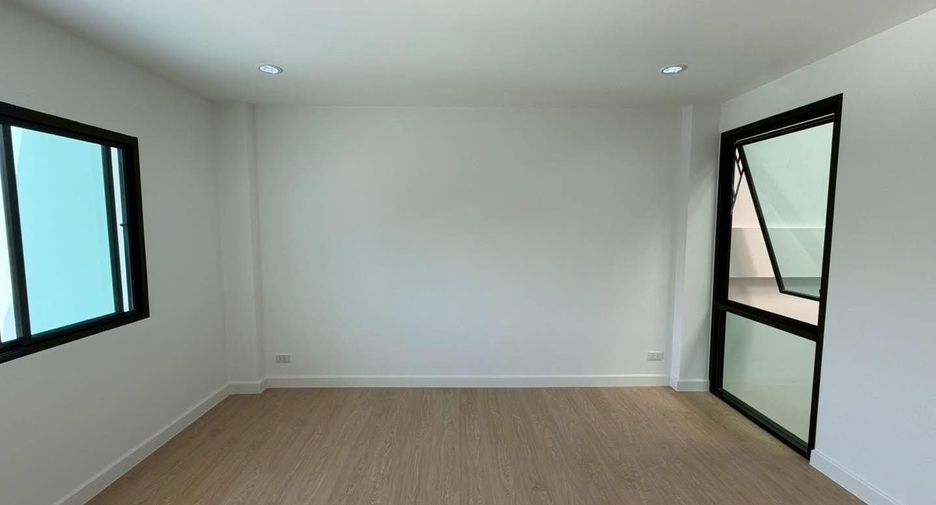 For sale 4 bedrooms townhouse in Phra Khanong, Bangkok