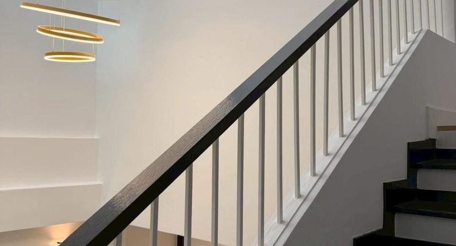 For sale 4 bedrooms townhouse in Phra Khanong, Bangkok