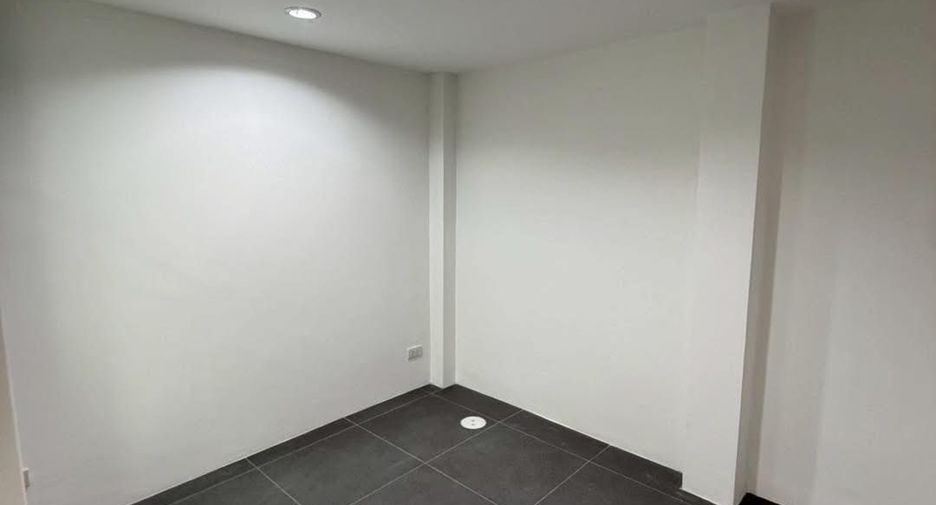 For sale 4 bedrooms townhouse in Phra Khanong, Bangkok