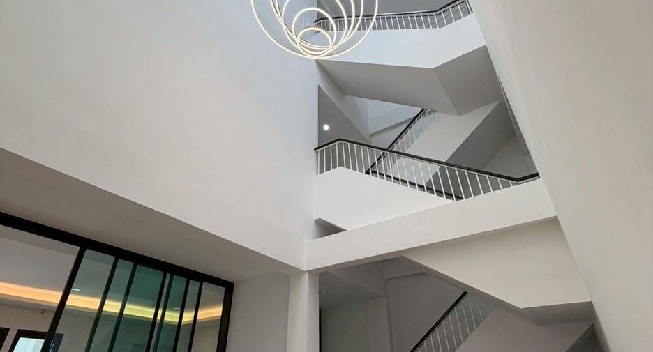For sale 4 bedrooms townhouse in Phra Khanong, Bangkok