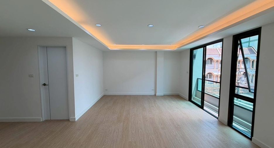 For sale 4 bedrooms townhouse in Phra Khanong, Bangkok