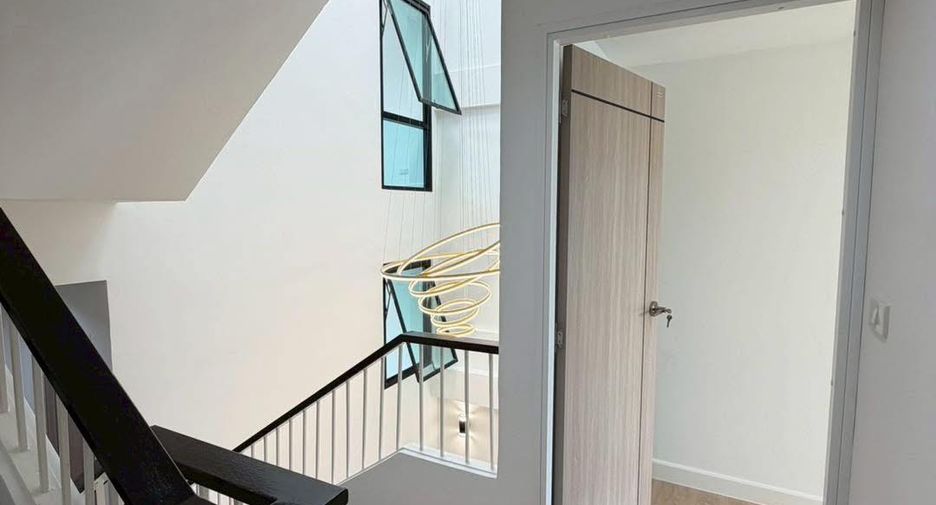 For sale 4 bedrooms townhouse in Phra Khanong, Bangkok