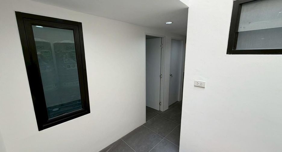 For sale 4 bedrooms townhouse in Phra Khanong, Bangkok